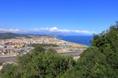 Gibraltar, Birleşik Krallık - 19 Şubat 2025: yukarıdan Cebelitarık havaalanı manzarası