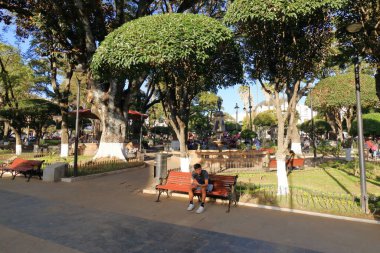 Bolivya 'da Başarı - 21 Mayıs 2025: Plaza de Armas 25 de Mayo çevresinde Mimari Güzellik ve Toplum Ruhu ile her gün hayat