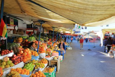 Bolivya 'da Sucre - 21 Mayıs 2025: Köyün merkezinde Renkli Meyve Pazarı