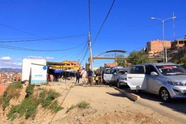 Bolivya 'da Sucre - 22 Mayıs 2025: Şehrin varoşlarında arabalar ve bisikletlerle sokaklar