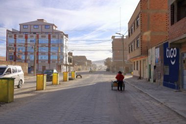 Uyuni, Bolivya - 25 Mayıs 2025: Sabah vakti şehrin sokakları