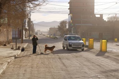 Uyuni, Bolivya - 25 Mayıs 2025: Sabah vakti şehrin sokakları