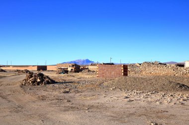 Colchani, Uyuni, Bolivya - 27 Mayıs 2025: Öğleden sonra köyde boş sokaklar