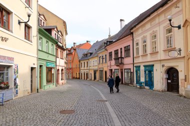 Madalyon, Çek Cumhuriyeti 'nde Bohemya - Nisan 05 2025: Eski kalenin yakınındaki pazar yeri