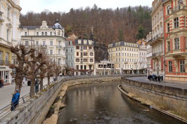 Karlovy Vary, Carlsbad, Karlsbad, Çek Cumhuriyeti 'nde Bohemya - Nisan 05 2025: çarpıcı 19. yüzyıl spa binalarıyla şehrin merkezinde yürüme