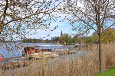 Werder an der Havel, Brandenburg, Almanya - 13 Nisan 2025: Werder adası çevresindeki havel nehri üzerinde görüş