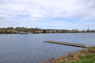 Werder an der Havel, Brandenburg, Almanya - 13 Nisan 2025: Werder adası çevresindeki havel nehri üzerinde görüş