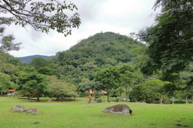Bolivya 'daki Amboro Milli Parkı' nın görkemli manzarası yağmur ormanları ve vadilere bakış açısıyla
