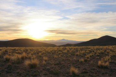 Bolivya 'daki Salar de Uyuni Tuz Düzlükleri' ne Uyuni kasabası yakınlarındaki bir perspektiften gün batımı görüntüsü