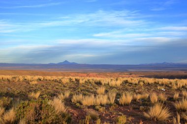 Bolivya 'daki Salar de Uyuni Tuz Düzlükleri' ne Uyuni kasabası yakınlarındaki bir perspektiften gün batımı görüntüsü