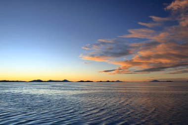 Bolivya 'daki en büyük tuz dairesi olan Salar de Uyuni' nin üzerinde gün batımı