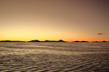 Bolivya 'daki en büyük tuz dairesi olan Salar de Uyuni' nin üzerinde gün batımı