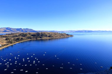 Titicaca Gölü 'ndeki Copacabana Körfezi üzerinde Cerro El Calvario' dan Bolivya manzarası