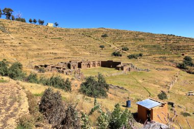 Inaquyu 'daki Antik İnka Binaları (Inaq Uyu), Bolivya' daki Titicaca Gölü 'ndeki Ay Adası (Ay Adası)