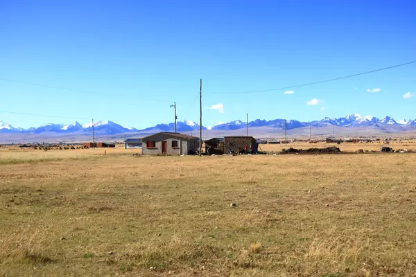 Bolivya 'nın kuzeyindeki manzara. Arka planda Cordilleras' lar var.