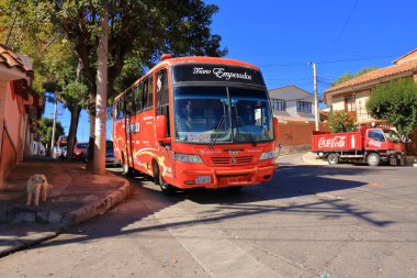 Bolivya 'da Sucre - 22 Mayıs 2025: Şehrin varoşlarında arabalar ve bisikletlerle sokaklar