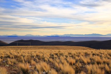 Bolivya 'daki Salar de Uyuni Tuz Düzlükleri' ne Uyuni kasabası yakınlarındaki bir perspektiften gün batımı görüntüsü