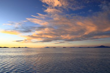 Bolivya 'daki en büyük tuz dairesi olan Salar de Uyuni' nin üzerinde gün batımı