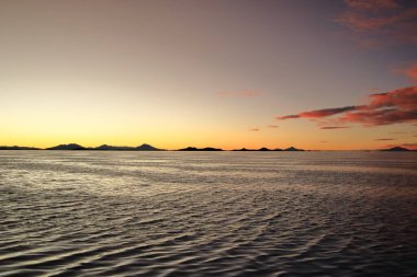Bolivya 'daki en büyük tuz dairesi olan Salar de Uyuni' nin üzerinde gün batımı