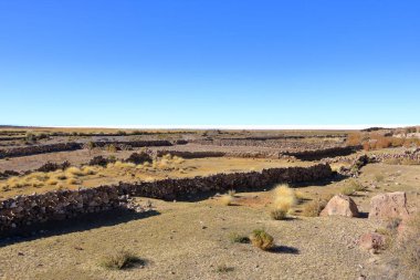 Salar de Uyuni tuz düzlüğü Bolivya 'da Tahua köyü yakınlarında.