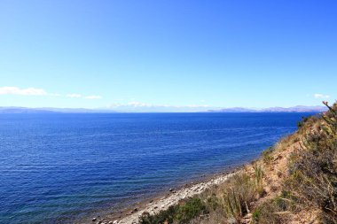 Bolivya 'daki Titicaca Gölü üzerindeki Ay Adası (Isla de la Luna) manzarası