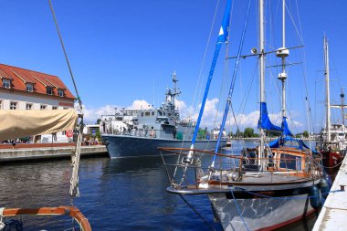 Almanya 'da Ueckermuende, Mecklenburg-Batı Pomeranya - 25 Temmuz 2025: köyün limanında küçük bir Polonya donanma gemisi