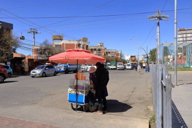La Paz, Bolivya - 28 Mayıs 2025: Ana istasyon etrafındaki sokaklarda her gün