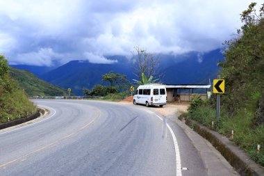 Bolivya - 28 Mayıs 2025: Bolivya yolundaki araba