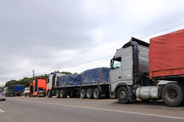 Santa Cruz de la Sierra, Bolivya - 21 Mayıs 2025: bir benzin istasyonunda yakıt bekleyen arabalar ve kamyonlar