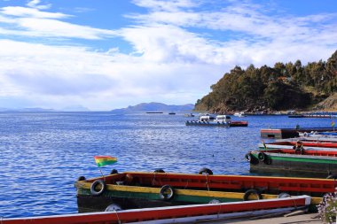 Bolivya 'daki San Pablo de Tiquina - Mai 30 2025: Titicaca Gölü' nden Tiquina Boğazı 'nı geçen otobüs ve arabalar