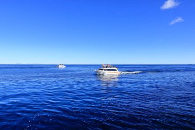 Bolivya 'daki Titicaca Gölü - 31 Mayıs 2025: güneşli bir günde göl üzerinde tekne turu