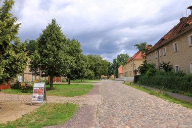 Almanya 'da Paretz, Ketzin, Brandenburg - 27 Temmuz 2025: Çok az insan emtpy caddeleri olan küçük bir köyün tadını çıkarıyor