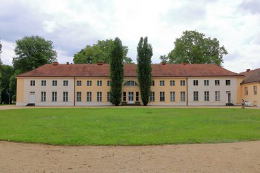 Paretz, Ketzin, Brandenburg, Almanya - 27 Temmuz 2025: Paretz Sarayı önünde birkaç kişi