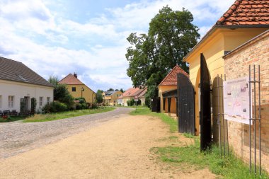 Almanya 'da Paretz, Ketzin, Brandenburg - 27 Temmuz 2025: Çok az insan emtpy caddeleri olan küçük bir köyün tadını çıkarıyor