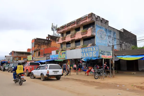 Santa Cruz de la Sierra, Bolivya - 21 Mayıs 2025: İnsanlar günlük yaşamlarını şehir yakınlarındaki sokaklarda yaşıyorlar