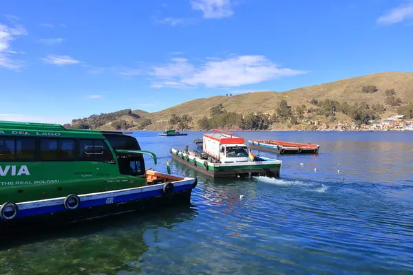 Bolivya 'daki San Pablo de Tiquina - Mai 30 2025: Titicaca Gölü' nden Tiquina Boğazı 'nı geçen otobüs ve arabalar