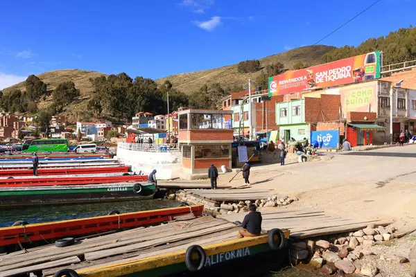 Bolivya 'daki San Pablo de Tiquina - Haziran 01: 25: Titicaca Gölü üzerindeki Tiquina Boğazı' ndan geçmek için bekleyen insanlar