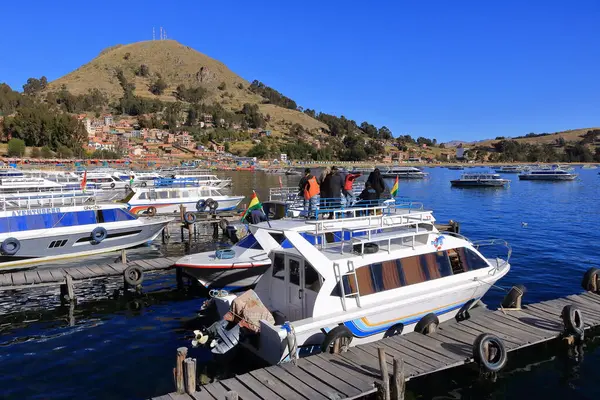 Bolivya 'daki Copacabana - 31 Mayıs 2025: Titicaca Gölü' ndeki köyün körfezindeki teknelerde acele edin ve acele edin