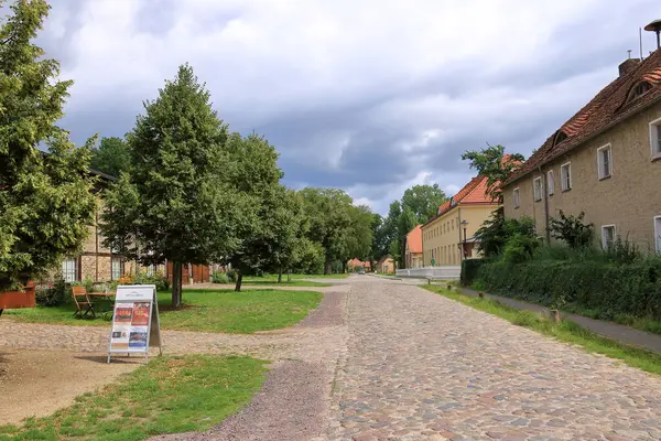 Almanya 'da Paretz, Ketzin, Brandenburg - 27 Temmuz 2025: Çok az insan emtpy caddeleri olan küçük bir köyün tadını çıkarıyor