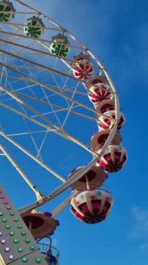 Dönme dolap. Schueberfouer Lüksemburg 'da eğlence fuarı.