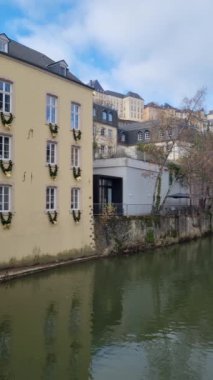 Lüksemburg Şehri, Lüksemburg. Alzette nehri Bock bölgesine doğru ilerliyor (Grund ilçesi). 