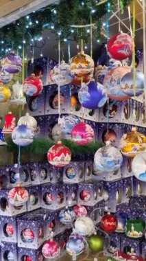 Geleneksel pazarda Noel ve Yeni Yıl dekorasyonu. Birçok farklı Noel baloları bir mağazada asılı duruyor..