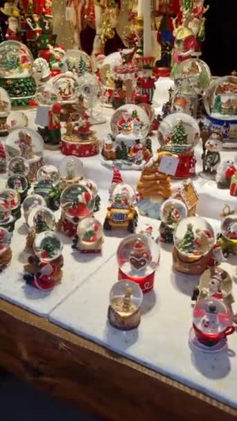 中の雪男とサンタクロースで雪のグローブの形でクリスマスの装飾 サンタクロースは雪の世界にいる クリスマスマーケットでの販売のためのクリスマスの装飾 — ストック動画