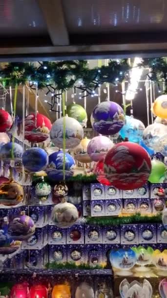 Χριστουγεννιάτικη Και Πρωτοχρονιά Διακόσμηση Στην Παραδοσιακή Αγορά Πολλά Διάφορα Σετ — Αρχείο Βίντεο