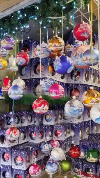 Χριστουγεννιάτικη Και Πρωτοχρονιά Διακόσμηση Στην Παραδοσιακή Αγορά Πολλά Διάφορα Σετ — Αρχείο Βίντεο