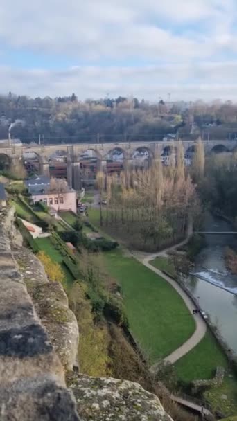 卢森堡市 卢森堡 阿尔塞特河泛滥成灾至博克特地区 格伦德区 — 图库视频影像