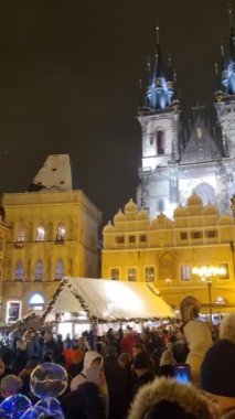 PRAGUE, CZECH CUMHURİYETİ - Aralık 2023: Eski Şehir Meydanı 'nda Noel ağacı ve insanlarla parlayan Noel ağacı. 