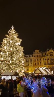 PRAGUE, CZECH CUMHURİYETİ - Aralık 2023: Eski Şehir Meydanı 'nda Noel ağacı ve insanlarla parlayan Noel ağacı. 