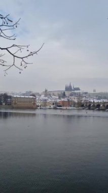 Vltava Nehri ve Charles Köprüsü ile Çek Cumhuriyeti Prag 'da kışın manzara .