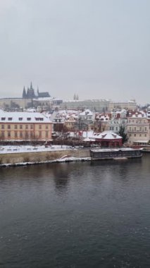 Prag Güzel Kış Günü, Prag Şatosu Arka planda.